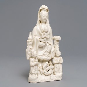 Een Chinese Dehua blanc de Chine groep van Guanyin met kinderen, Kangxi — foto 1