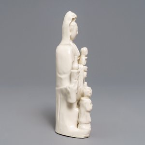Een Chinese Dehua blanc de Chine groep van Guanyin met kinderen, Kangxi — foto 3