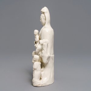 Een Chinese Dehua blanc de Chine groep van Guanyin met kinderen, Kangxi — foto 5