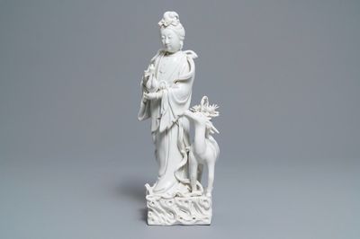 Een Chinese Dehua blanc de Chine groep van Magu met een hert, reliëfmerk op de rug, 18/19e eeuw