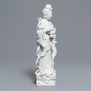 Een Chinese Dehua blanc de Chine groep van Magu met een hert, reliëfmerk op de rug, 18/19e eeuw — foto 4