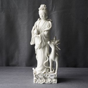 Een Chinese Dehua blanc de Chine groep van Magu met een hert, reliëfmerk op de rug, 18/19e eeuw — foto 8