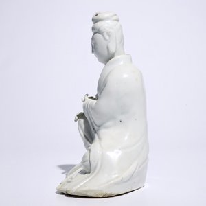 Een Chinese Dehua blanc de Chine Guanyin, 18/19e eeuw — foto 3