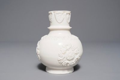 Een Chinese Dehua blanc de Chine hookah-basis met reliëfdecor, Kangxi