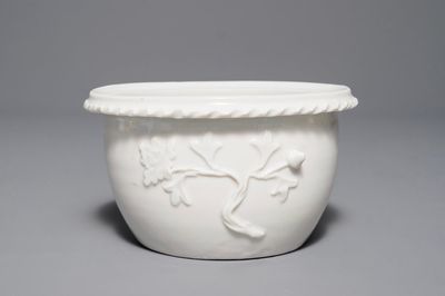 Een Chinese Dehua blanc de Chine jardinière met reliëfdecor, Transitie periode