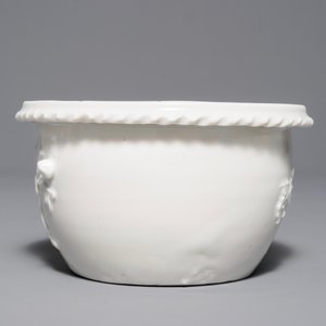 Een Chinese Dehua blanc de Chine jardinière met reliëfdecor, Transitie periode — foto 3