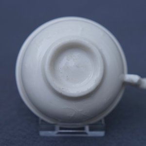 Een Chinese Dehua blanc de Chine kop met reliëfdecor, Kangxi — foto 11