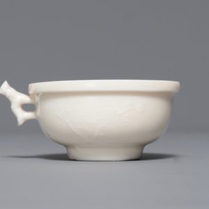 Een Chinese Dehua blanc de Chine kop met reliëfdecor, Kangxi — foto 4