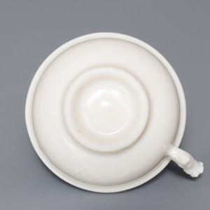 Een Chinese Dehua blanc de Chine kop met reliëfdecor, Kangxi — foto 6
