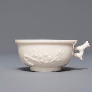 Een Chinese Dehua blanc de Chine kop met reliëfdecor, zegelmerk, Kangxi — foto 1