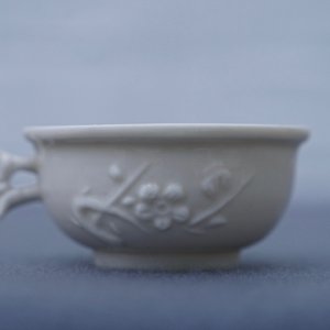 Een Chinese Dehua blanc de Chine kop met reliëfdecor, zegelmerk, Kangxi — foto 12