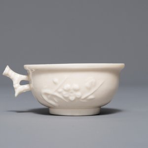 Een Chinese Dehua blanc de Chine kop met reliëfdecor, zegelmerk, Kangxi — foto 3