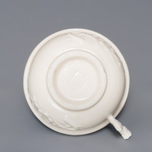 Een Chinese Dehua blanc de Chine kop met reliëfdecor, zegelmerk, Kangxi — foto 6