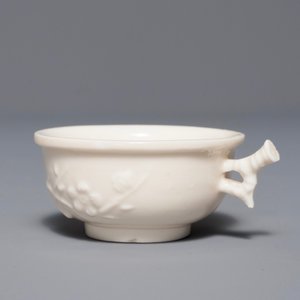 Een Chinese Dehua blanc de Chine kop met reliëfdecor, zegelmerk, Kangxi — foto 7