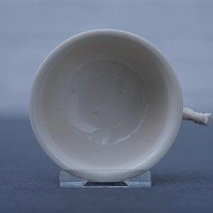 Een Chinese Dehua blanc de Chine kop met reliëfdecor, zegelmerk, Kangxi — foto 9