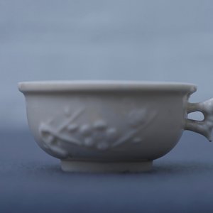 Een Chinese Dehua blanc de Chine kop met reliëfdecor, zegelmerk, Kangxi — foto 10