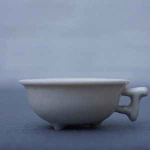 Een Chinese Dehua blanc de Chine kop op drie pootjes, Kangxi — foto 8