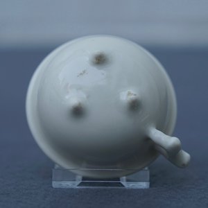 Een Chinese Dehua blanc de Chine kop op drie pootjes, Kangxi — foto 10