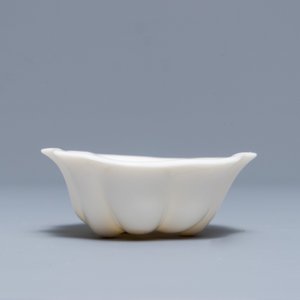 Een Chinese Dehua blanc de Chine lotusbladvormige penselenwasser op sokkel, Kangxi — foto 3