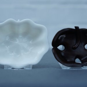 Een Chinese Dehua blanc de Chine lotusbladvormige penselenwasser op sokkel, Kangxi — foto 8