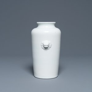 Een Chinese Dehua blanc de Chine rouleau vaas, Kangxi — foto 3
