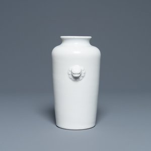 Een Chinese Dehua blanc de Chine rouleau vaas, Kangxi — foto 5