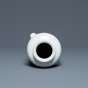 Een Chinese Dehua blanc de Chine rouleau vaas, Kangxi — foto 6