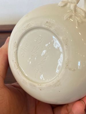 Een Chinese Dehua blanc de Chine theepot, gesigneerd Yi Gong, 18/19e eeuw — foto 11