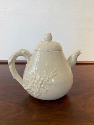 Een Chinese Dehua blanc de Chine theepot, gesigneerd Yi Gong, 18/19e eeuw — foto 3