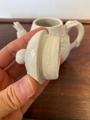 Een Chinese Dehua blanc de Chine theepot, gesigneerd Yi Gong, 18/19e eeuw — foto 6