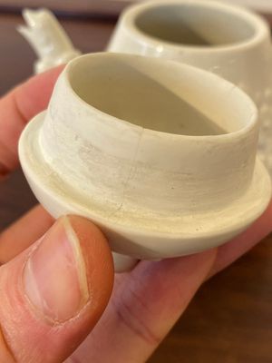 Een Chinese Dehua blanc de Chine theepot, gesigneerd Yi Gong, 18/19e eeuw — foto 8