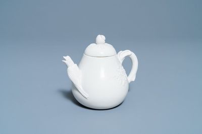 Een Chinese Dehua blanc de Chine theepot, gesigneerd Yi Gong, 18/19e eeuw
