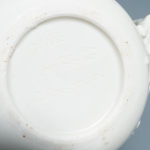 Een Chinese Dehua blanc de Chine theepot, gesigneerd Yi Gong, 18/19e eeuw — foto 8