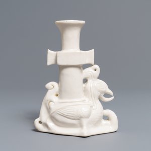 Een Chinese Dehua blanc de Chine vaas in archaïsche stijl, Kangxi — foto 4