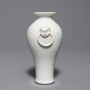 Een Chinese Dehua blanc de Chine vaas met anhua decor van Boeddhistische leeuwen, Kangxi — foto 4