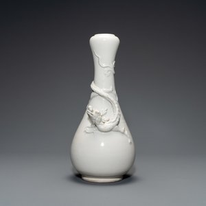 Een Chinese Dehua blanc de Chine vaas met een opgelegde draak, Kangxi/Yongzheng — foto 1