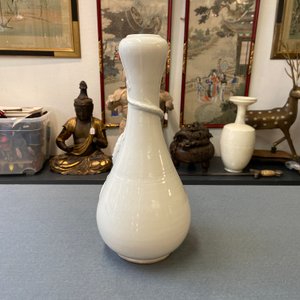 Een Chinese Dehua blanc de Chine vaas met een opgelegde draak, Kangxi/Yongzheng — foto 15