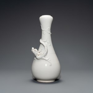 Een Chinese Dehua blanc de Chine vaas met een opgelegde draak, Kangxi/Yongzheng — foto 2