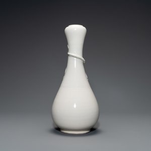 Een Chinese Dehua blanc de Chine vaas met een opgelegde draak, Kangxi/Yongzheng — foto 3