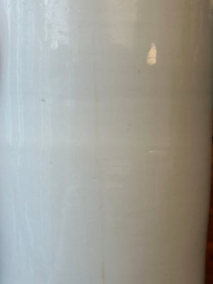 Een Chinese Dehua blanc de Chine vaas met floraal anhua decor, Kangxi — foto 13