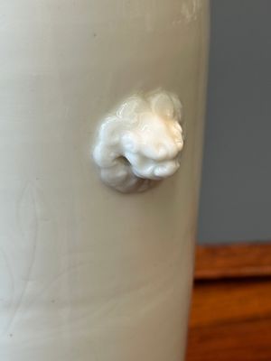 Een Chinese Dehua blanc de Chine vaas met floraal anhua decor, Kangxi — foto 7