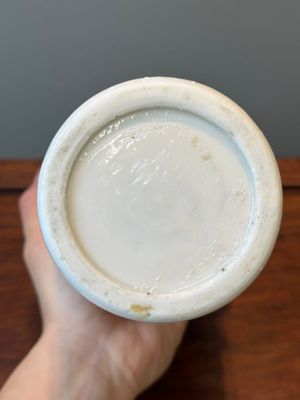 Een Chinese Dehua blanc de Chine vaas met floraal anhua decor, Kangxi — foto 9
