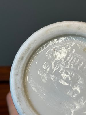 Een Chinese Dehua blanc de Chine vaas met floraal anhua decor, Kangxi — foto 10
