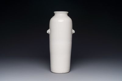 Een Chinese Dehua blanc de Chine vaas met floraal anhua decor, Kangxi