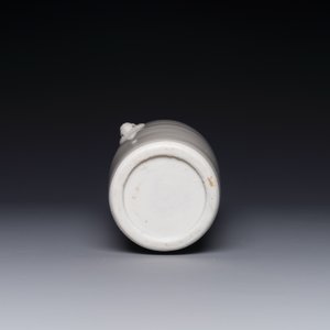 Een Chinese Dehua blanc de Chine vaas met floraal anhua decor, Kangxi — foto 3