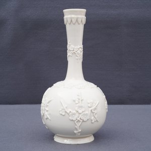 Een Chinese Dehua blanc de Chine vaas met reliëfdecor, Kangxi — foto 15