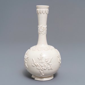Een Chinese Dehua blanc de Chine vaas met reliëfdecor, Kangxi — foto 3