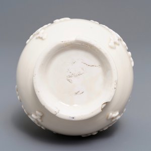 Een Chinese Dehua blanc de Chine vaas met reliëfdecor, Kangxi — foto 5