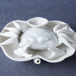 Een Chinese Dehua blanc de Chine waterdruppelaar in de vorm van een krab, Kangxi — foto 22
