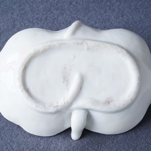 Een Chinese Dehua blanc de Chine waterdruppelaar in de vorm van een krab, Kangxi — foto 23
